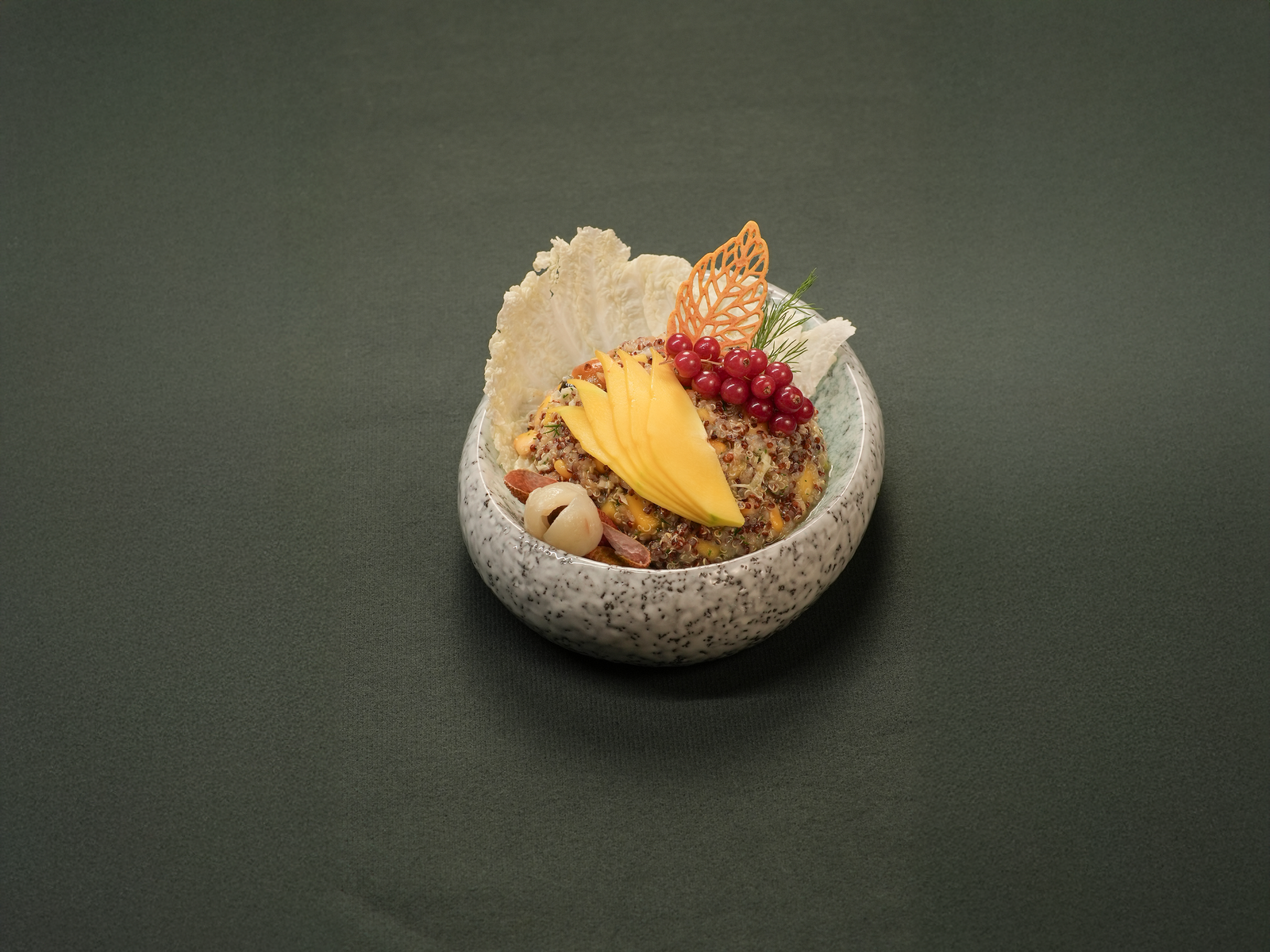 سلطة الكينوا بالخضار